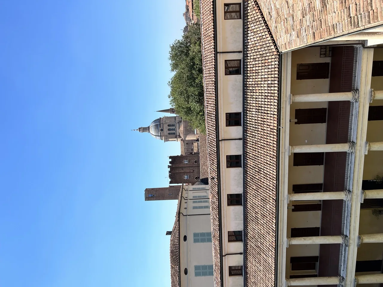 Mântua vista dos telhados do campus