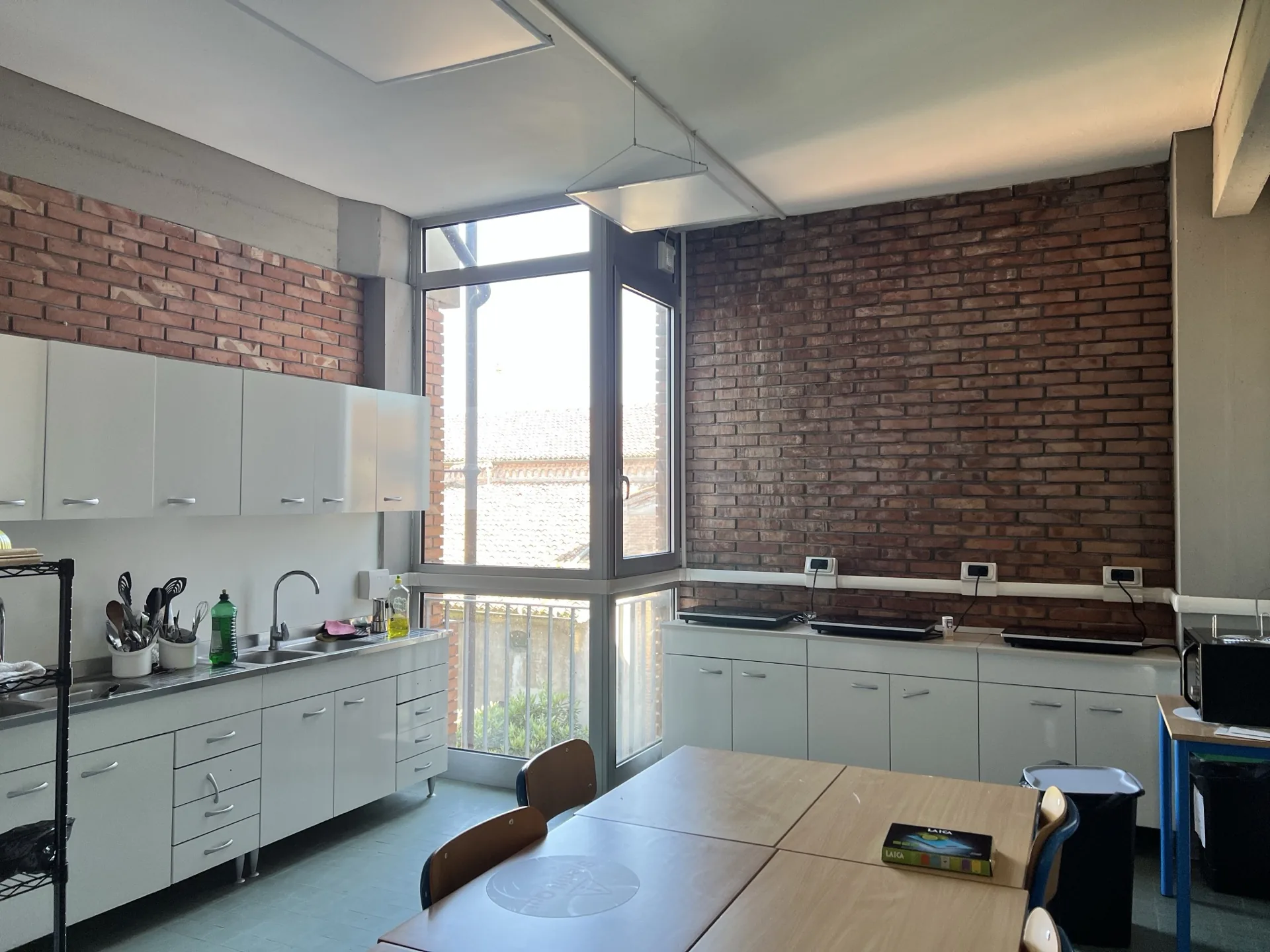 Cozinha comum na residência do campus de Mântua