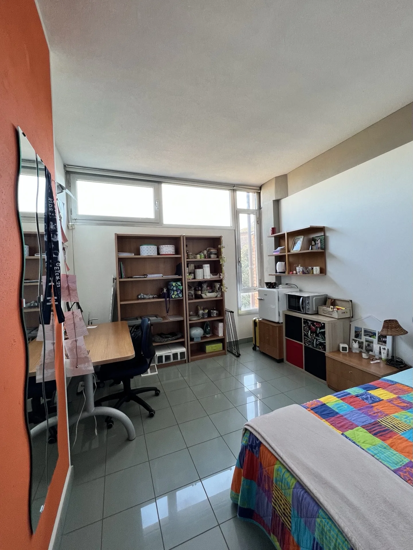 Quarto com escrivaninha na residência do campus de Mântua