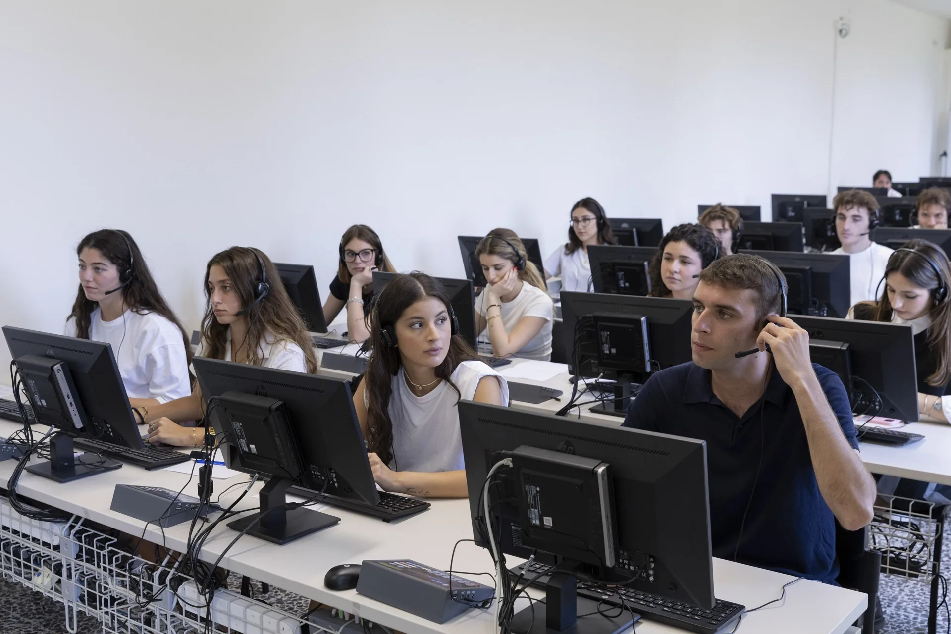 Lab linguistico con cuffie