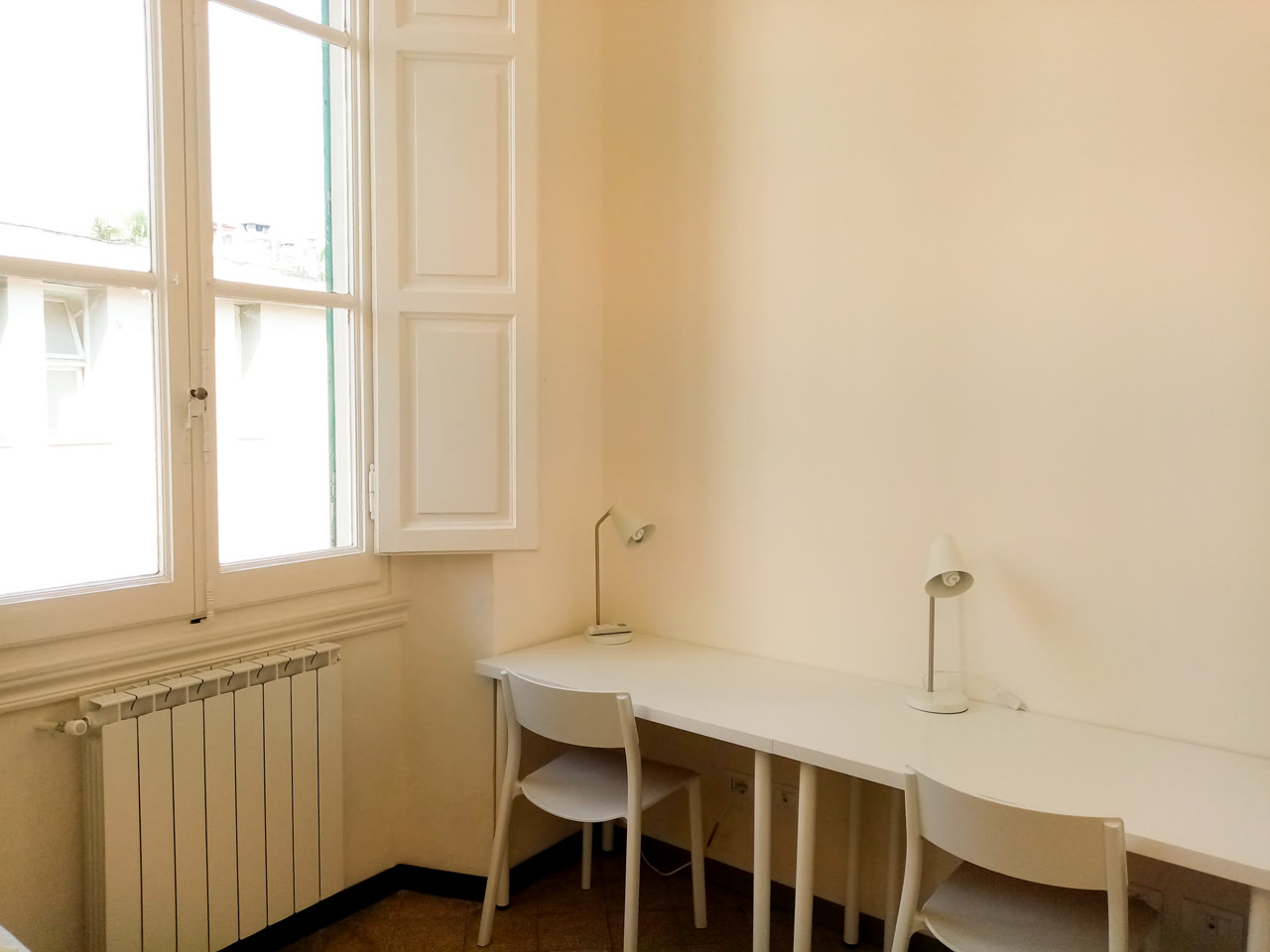 Zona studio in camera nella residenza del campus di Firenze